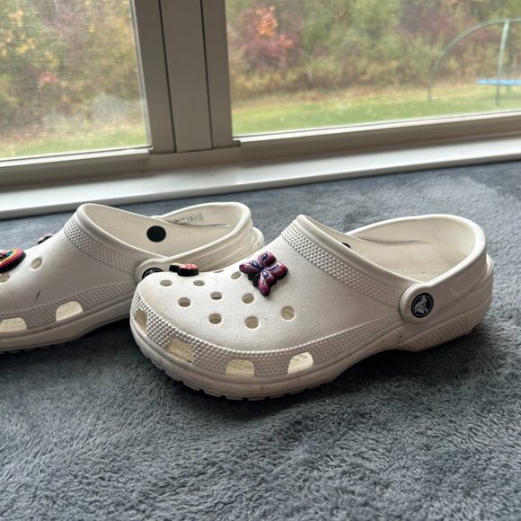 White Crocs w Jibitz Size 6M 8W GUC - Picture 3 of 6